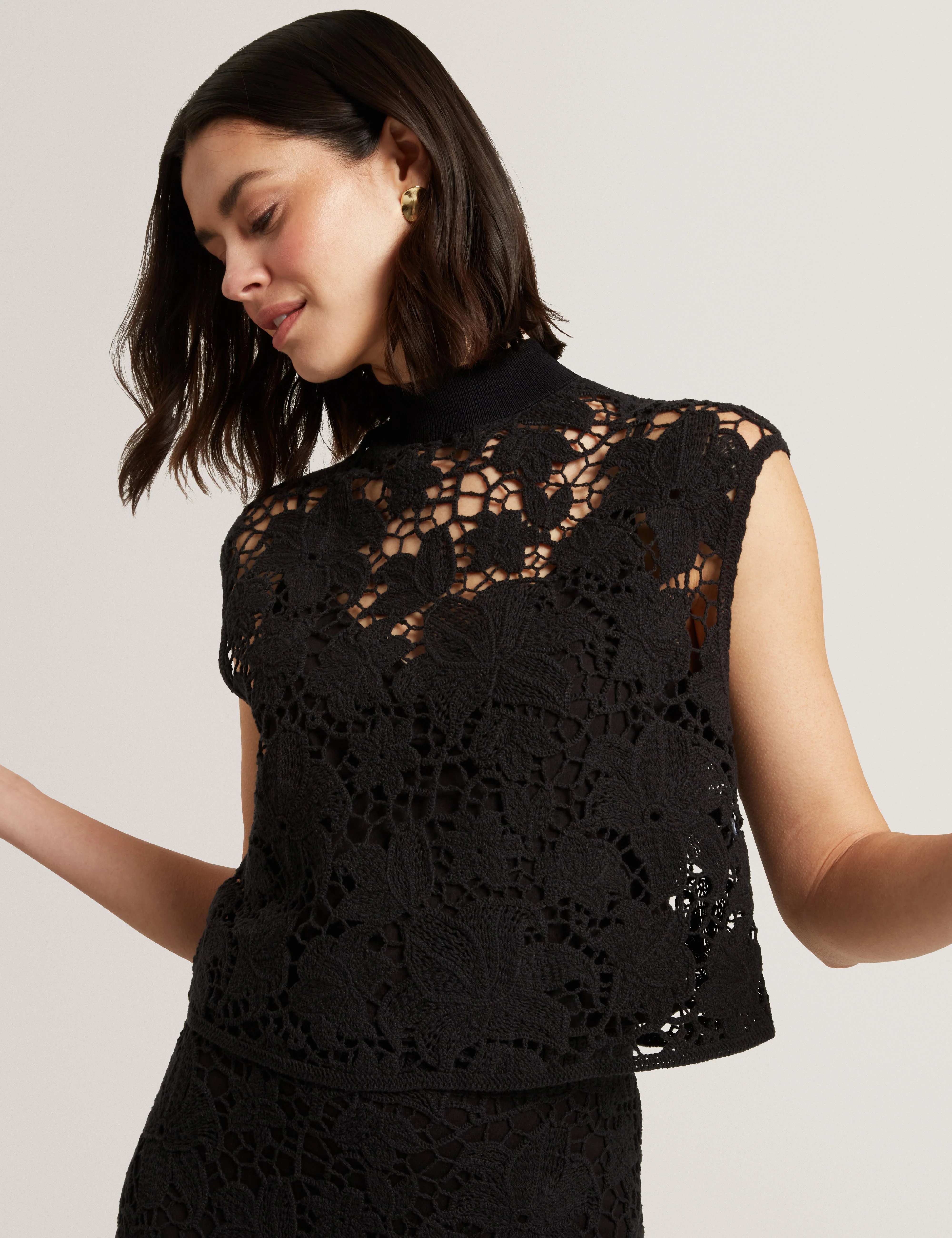 Aenabet Cropped Crochet Top Black