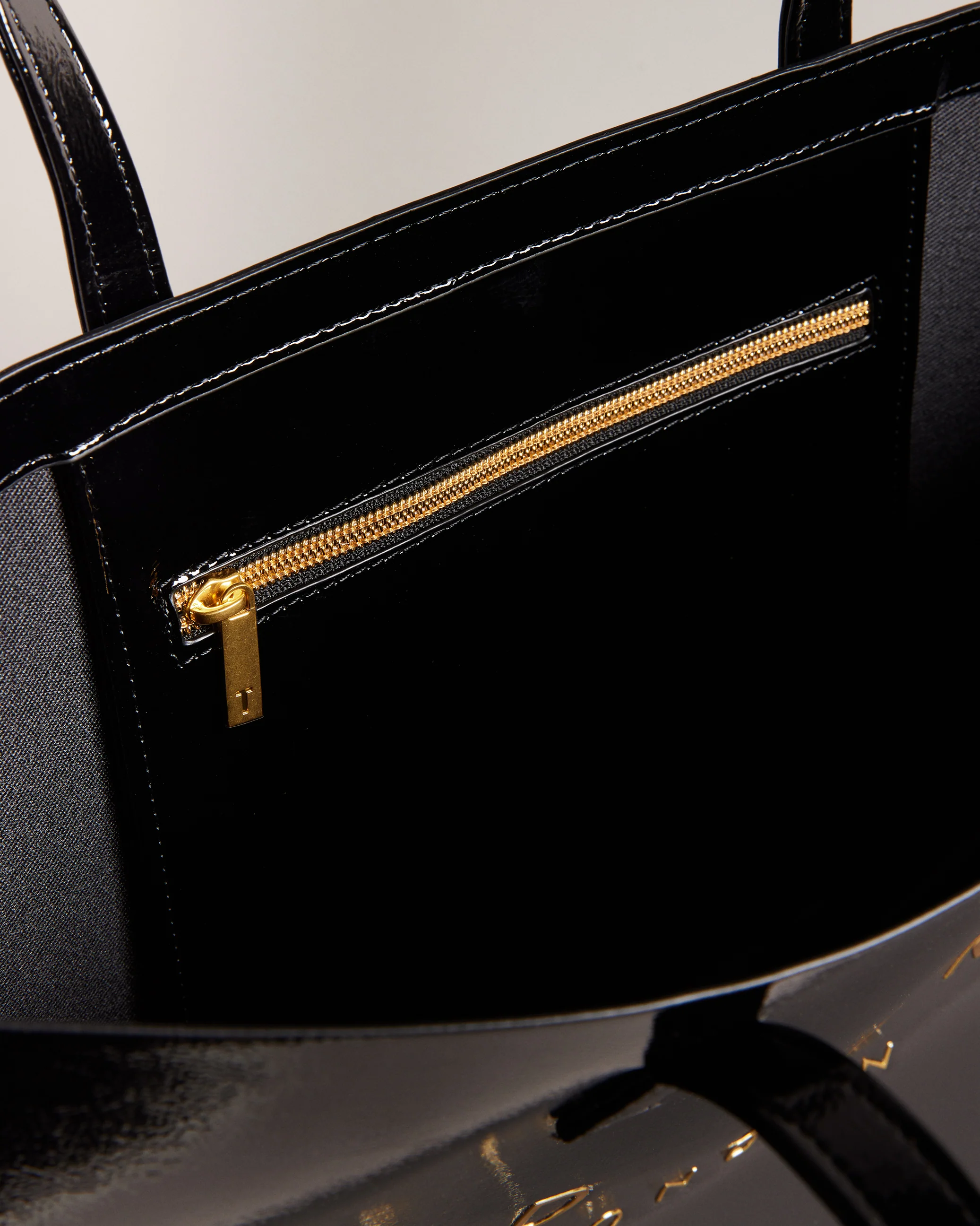 Crikon Wide Crinkle Texture Icon Tote Bag Black - Image 4