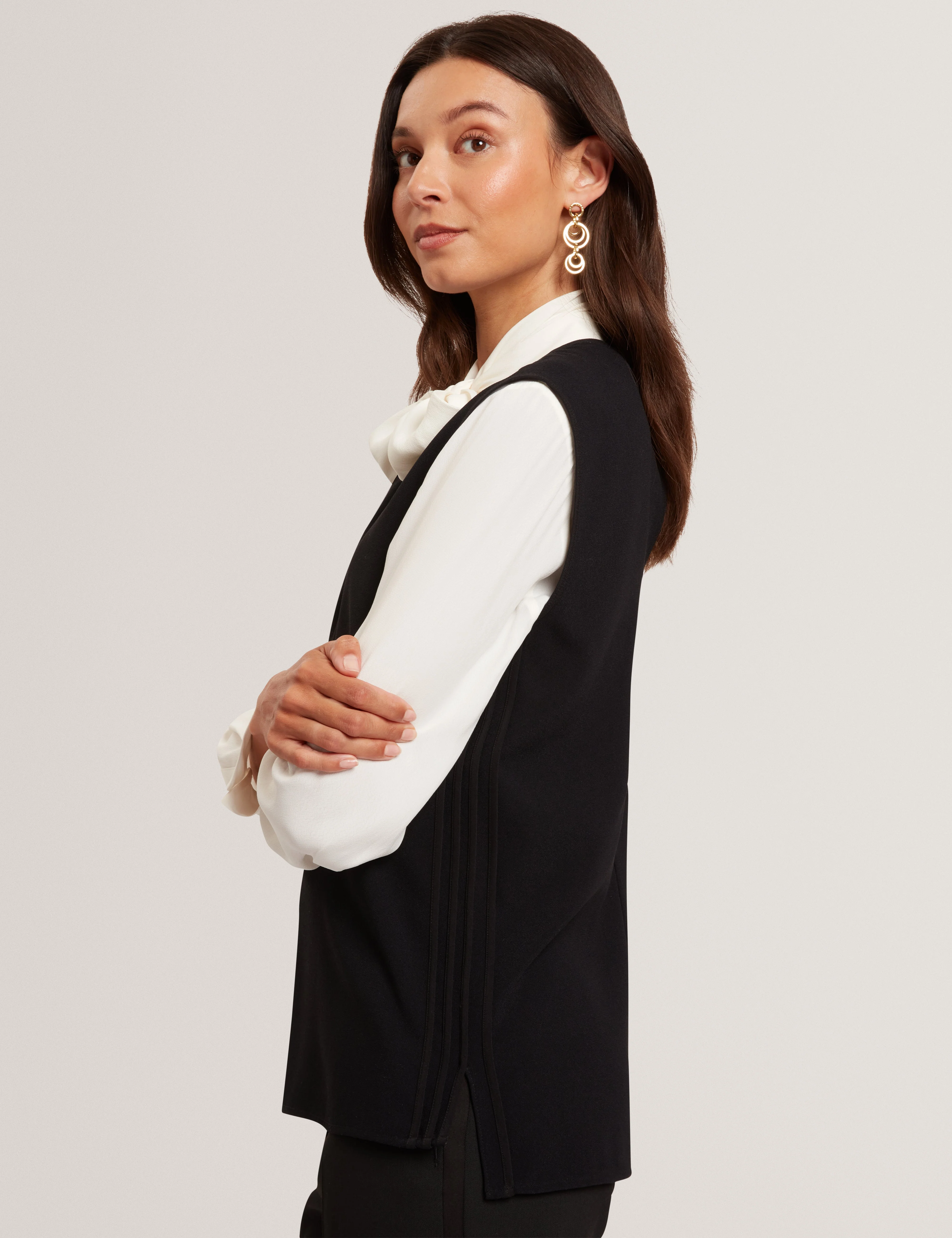 Marmia Sleeveless Top With Piping Detail Black - Image 4