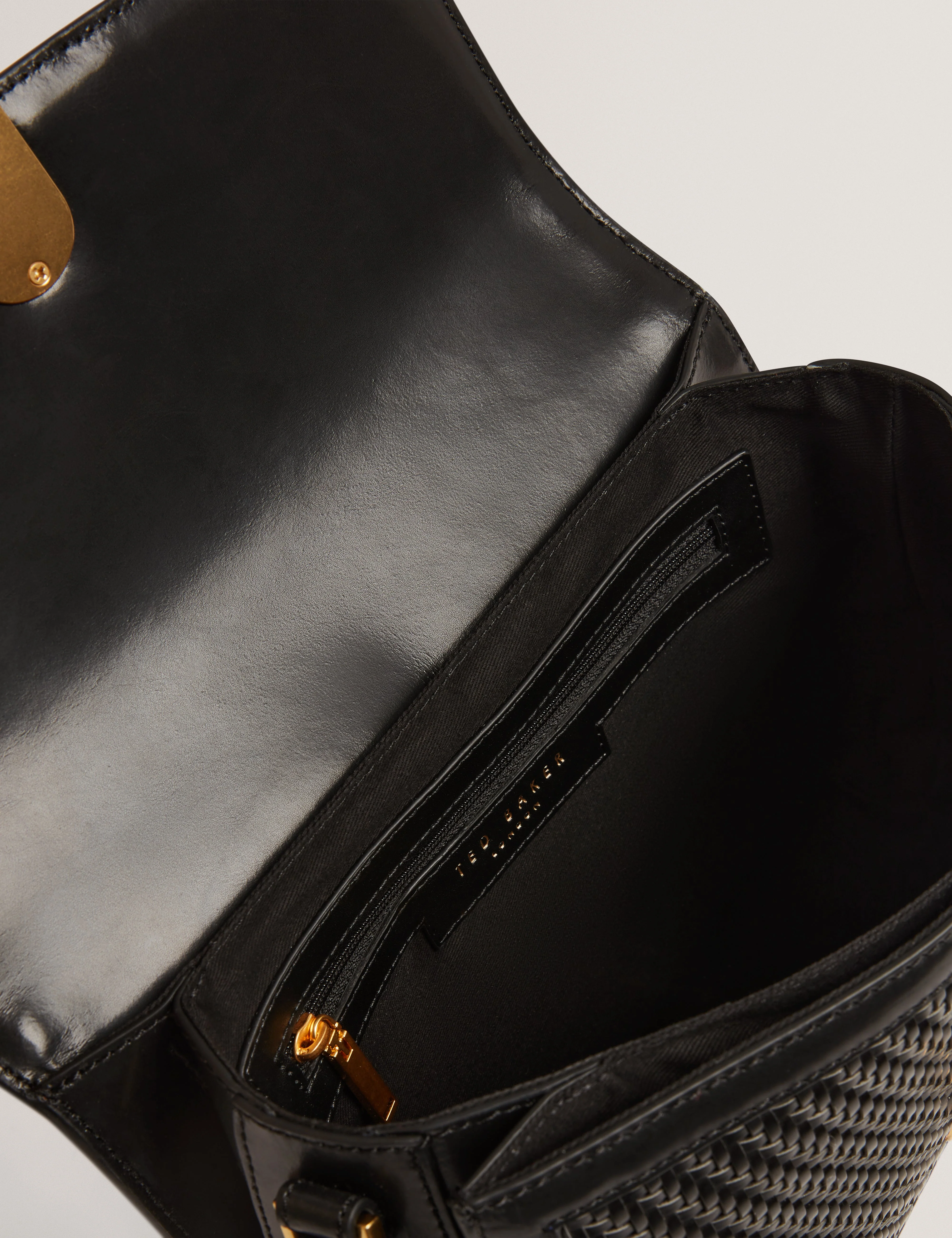 Warnerr Twist Lock Detail Woven Embossed Saddle Black - Image 5